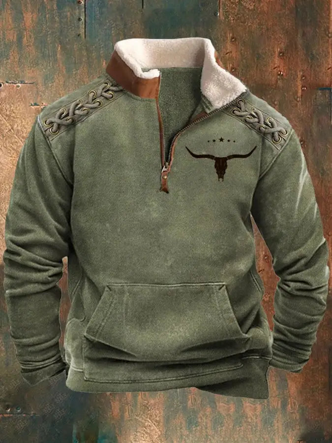 Jersey de forro polar verde oliva para hombre con cuello forrado con borrego (shearling), detalles trenzados en los hombros y gráfico de calavera de longhorn negra en el pecho.