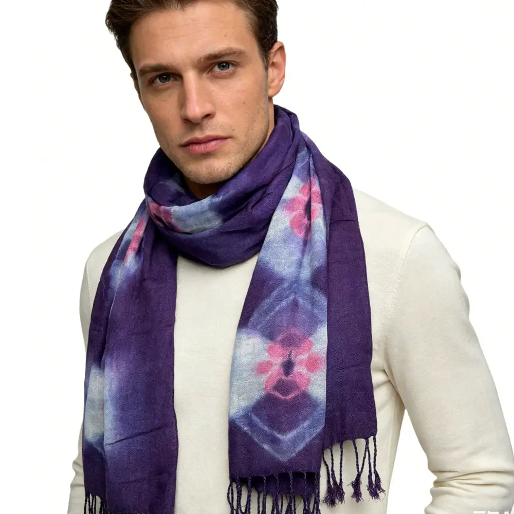 Un foulard en viscose bohème floral violet, présentant un design tie-dye violet avec des motifs floraux roses et des bords frangés.