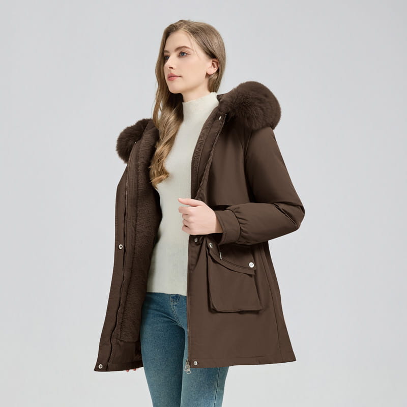 Brauner winterlicher Parka mit Fellfutter mit kuscheligem Fellfutter an der Kapuze und Fronttaschen; mit elegantem, modernem Design