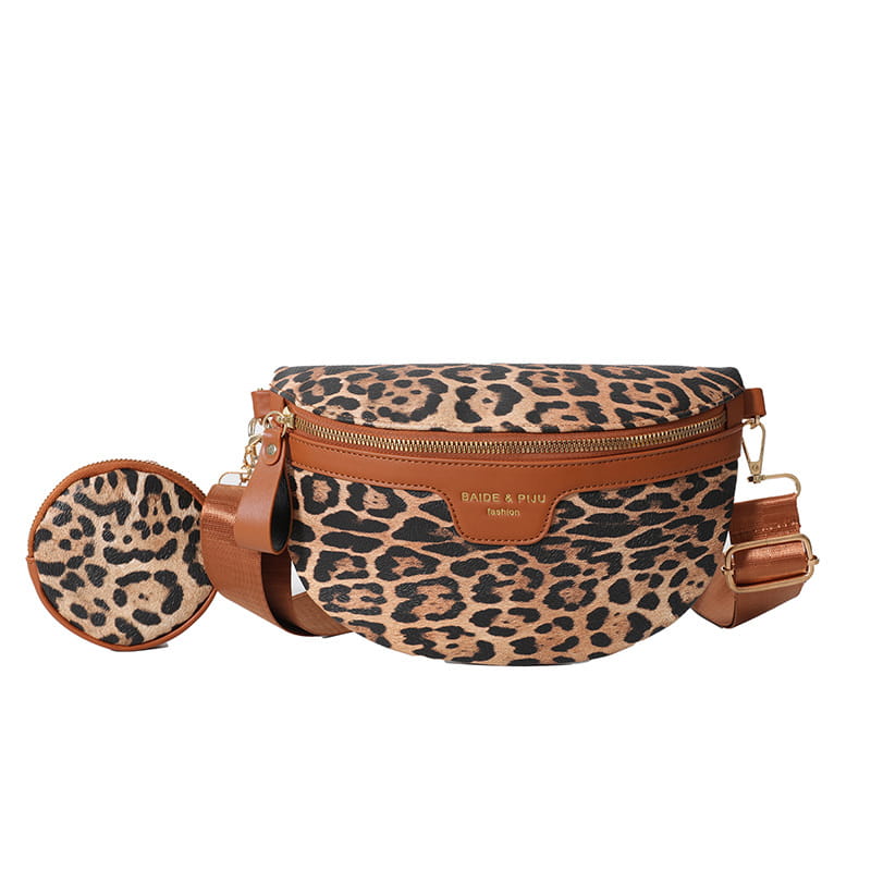 Sac banane à imprimé léopard avec bordure en cuir brun et pochette à monnaie circulaire assortie, adapté à un usage élégant et pratique.