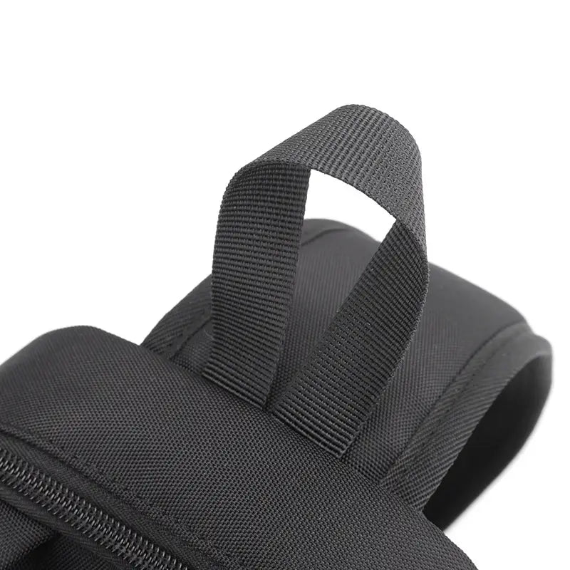 Schwarzer Nylonriemen mit texturierter Webstruktur und verstärkter Naht an einer wasserdichten Herren-Oxford-Gewebe-Minimalist-Crossbody-Brusttasche.