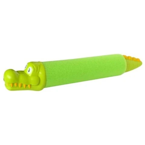 Pistolet à eau en mousse vert vif, en forme de crocodile de dessin animé, avec des accents jaunes sur ses dents et sa queue, conçu comme un pistolet à eau blaster en mousse pour enfants, pour jouer dans la piscine.