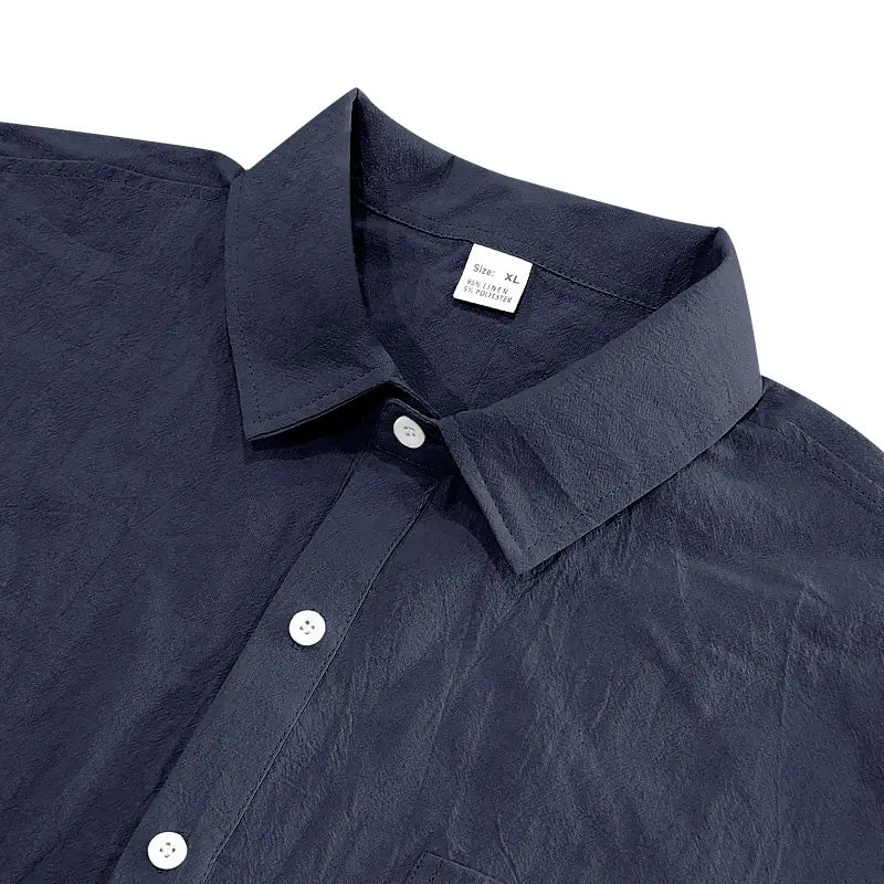 Herren-Leinenhemd mit kurzen Ärmeln in Dunkel-Navyblau mit strukturiertem Stoff und weißen Knöpfen für den Freizeitgebrauch.