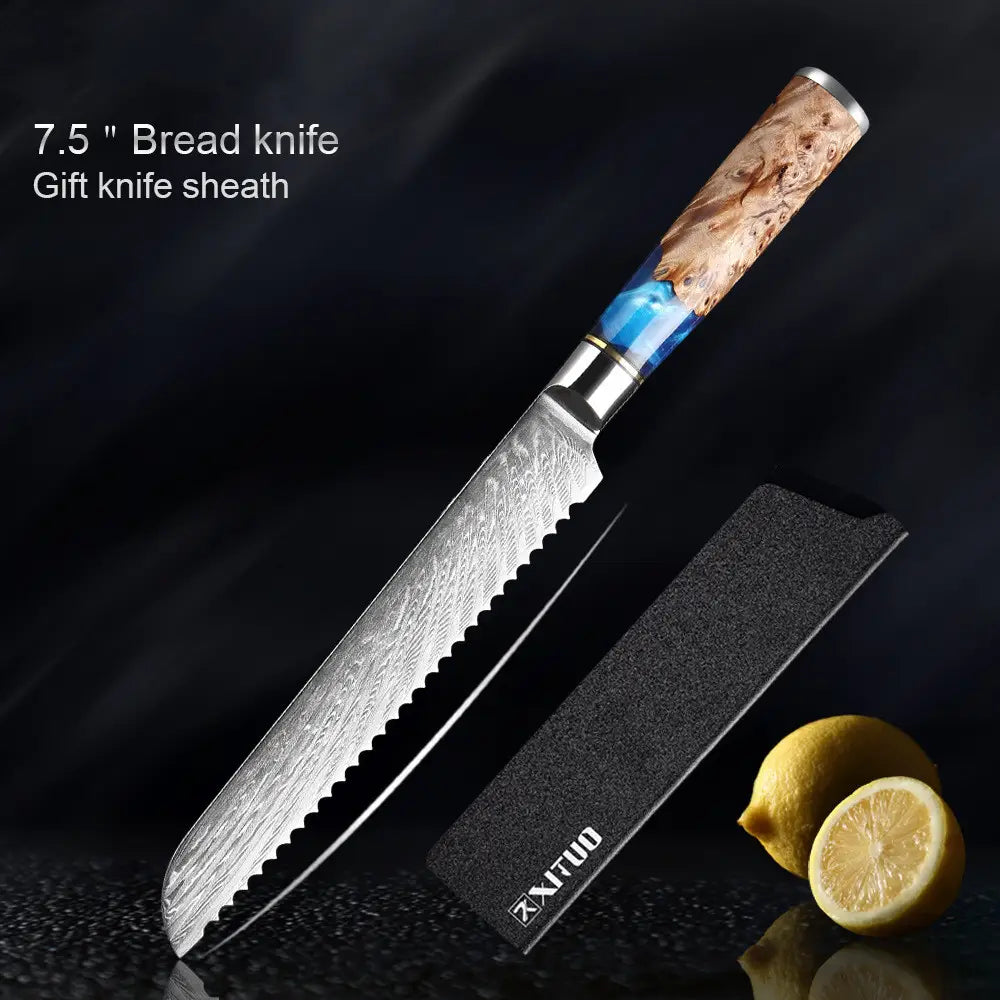 Cuchillo de pan damasco de 7,5 pulgadas con incrustación de mango de veta de madera acentuada con resina azul, presentado junto con su funda negra del set de cuchillos de chef de damasco con mango de resina azul de 7 piezas.
