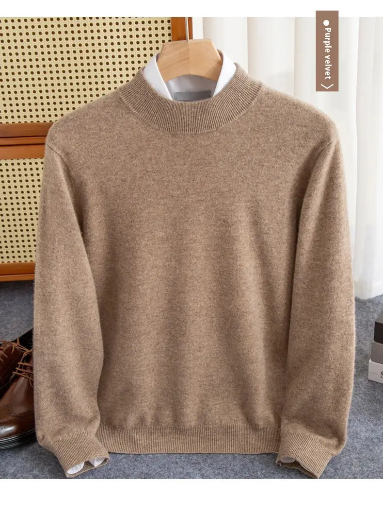 Beiger Wollstrickpullover für Herren mit geripptem Rundhalsausschnitt und Bündchen, auf einem Holzkleiderbügel für die Verwendung als Winterpullover.