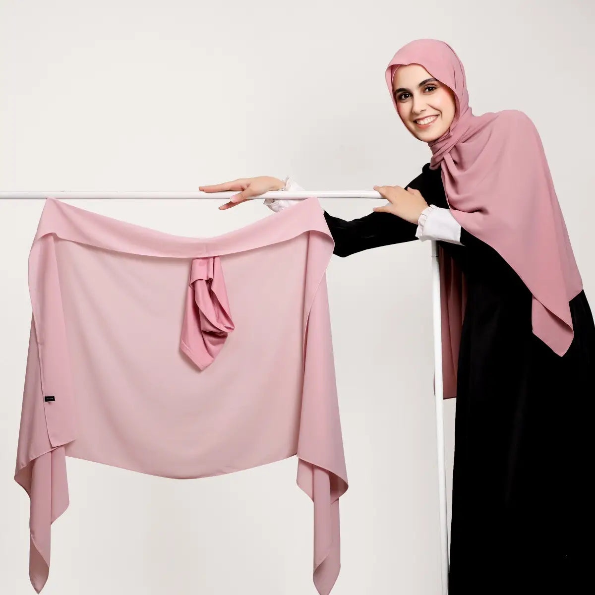 Un hijab léger en mousseline rose pâle doux, doté d’une légère brillance et d’un design élégant drapé, en couleur unie kaki.