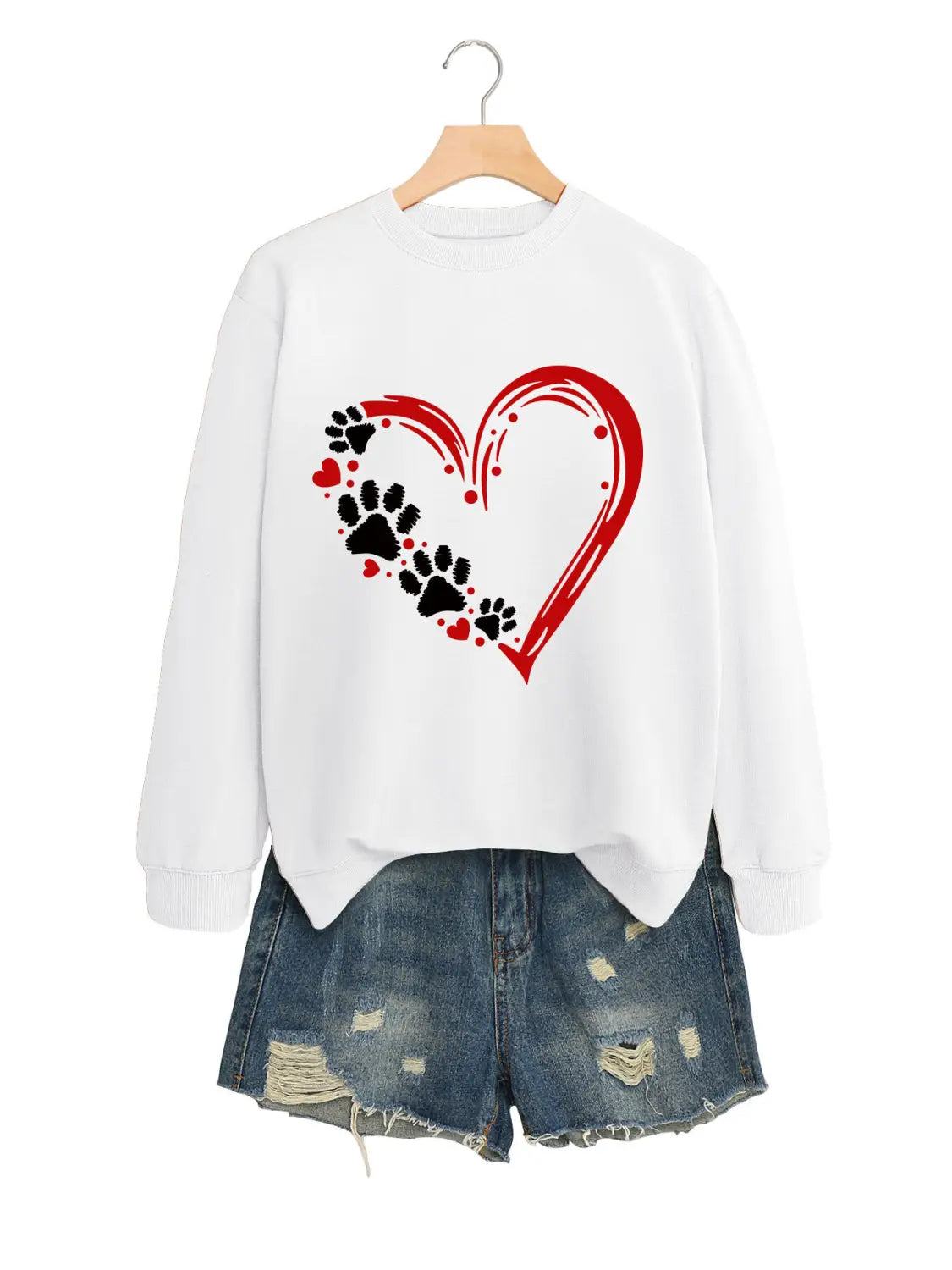 Sudadera blanca de manga larga con diseño de un corazón rojo adornado con huellas de pata negras y pequeños corazones rojos, denominada sudadera con capucha pulóver Heart Paw Print.