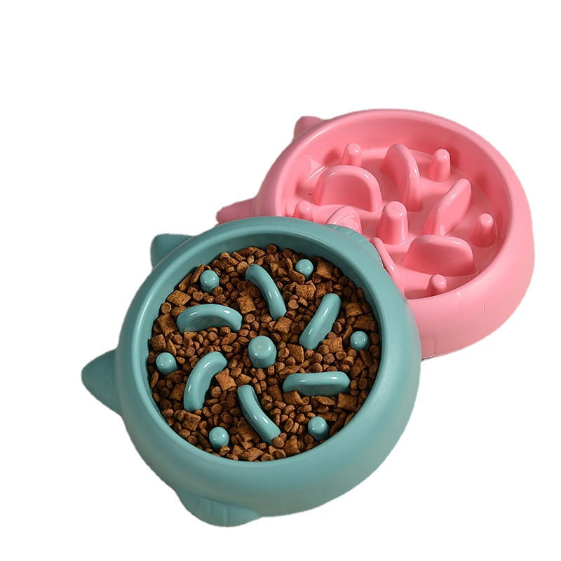 Gamelles pour chien à alimentation lente en silicone pastel bleu et rose, en forme de chat, avec des nervures courbées surélevées permettant de réguler l’ingestion de nourriture de l’animal et d’empêcher qu’il avale trop vite.