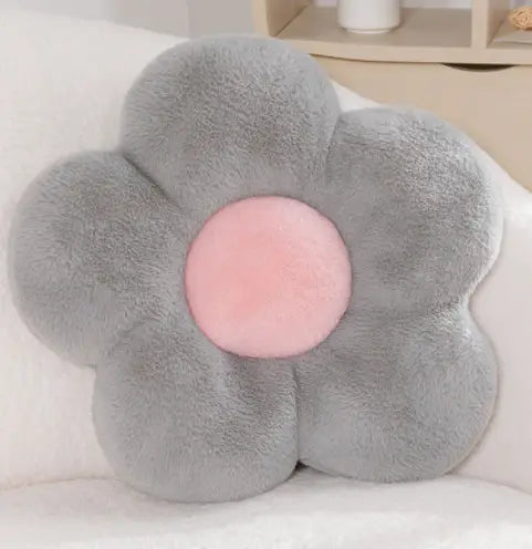 Oreiller de taille en peluche à fleur grise duveteuse avec un centre rose tendre, coussin tournesol, mesurant 45 cm.