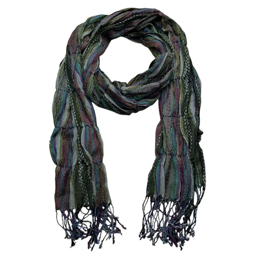 Écharpe froncée en jacquard tissé d’un vert olive, présentant un motif multicolore texturé aux tons de vert, violet et bleu, avec des extrémités à franges.