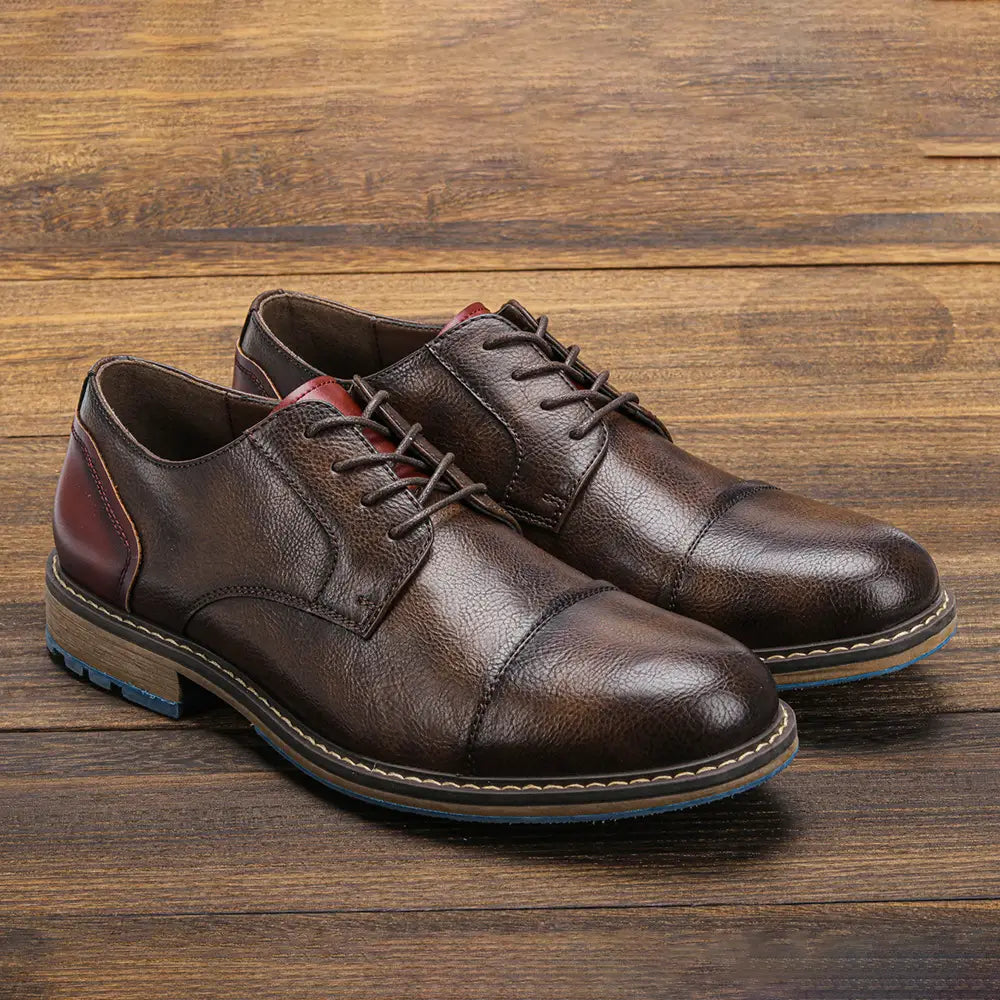 Herren-Lederschnürschuhe mit Kappenzehen im Retro-Business-Casual-Stil in Braun mit kontrastierenden Burgunderakzenten an Ferse und Innenfutter.