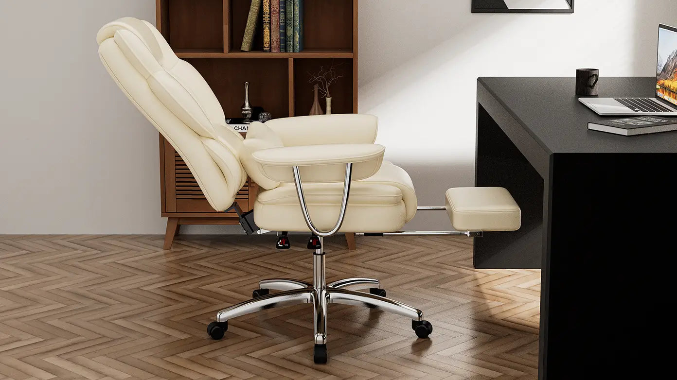 Chaise de bureau de direction en cuir de couleur crème, grande et haute, avec conception inclinable, base chromée et repose-pieds.