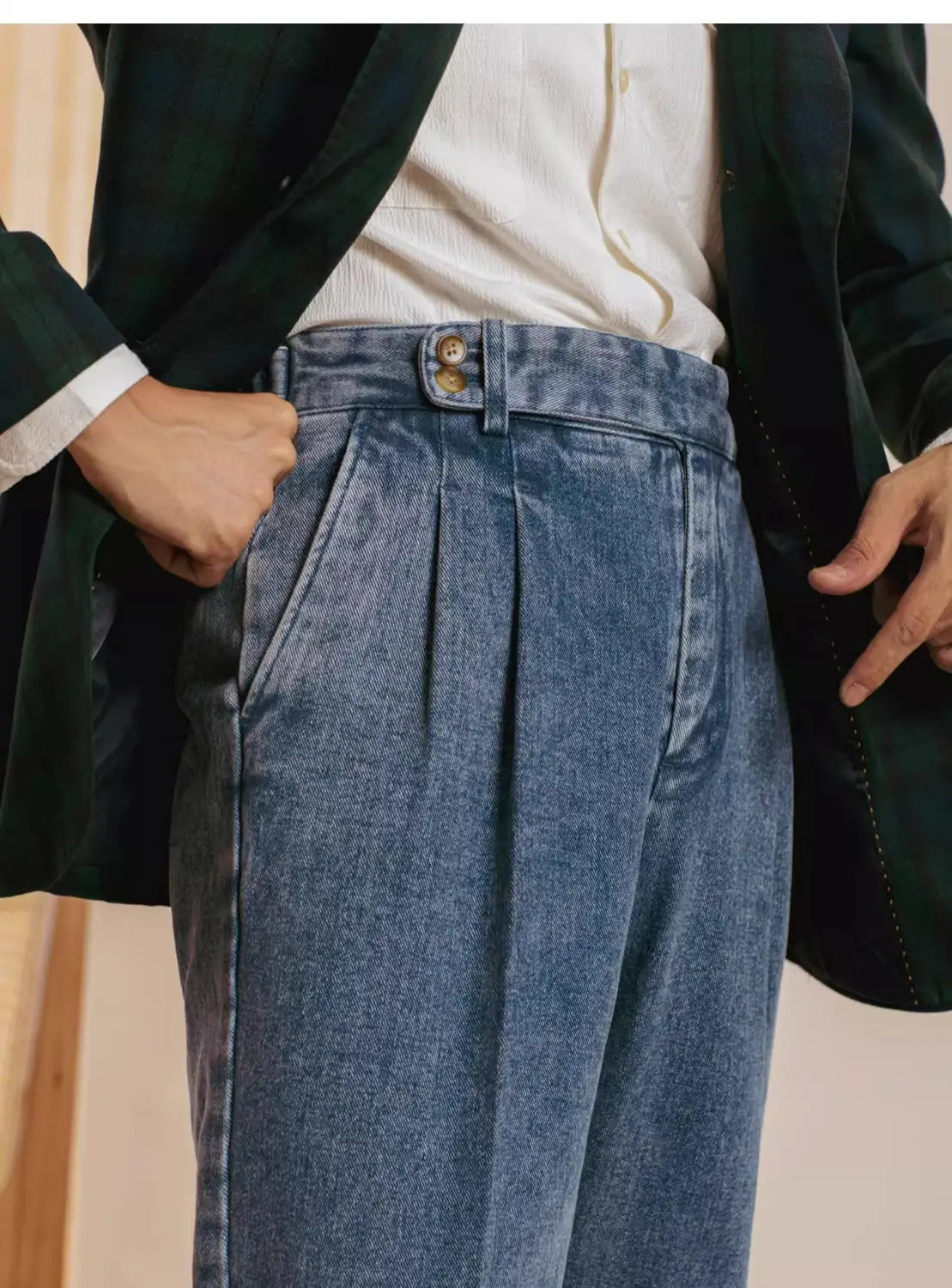 pantalon en denim bleu pour hommes à taille haute, plissé, à coupe décontractée, avec une taille haute et un devant plissé dans une conception à coupe décontractée