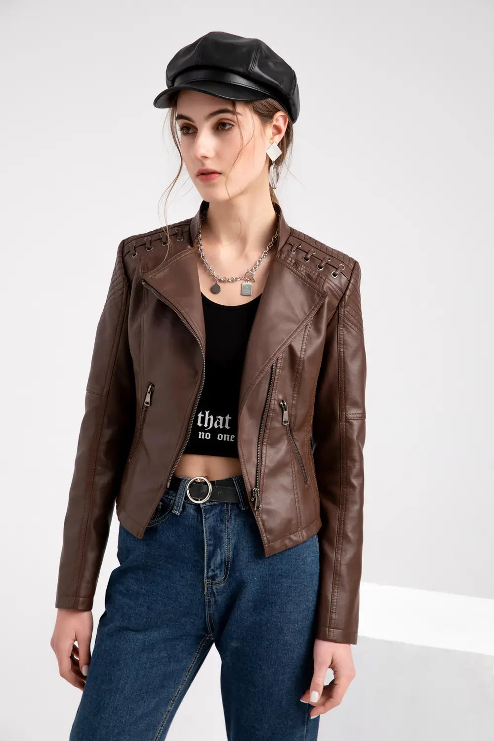Damen-Slim-Fit-Faux-Leder-Motorradjacke in Braun mit Schnürschultern und Frontreißverschluss-Taschen.