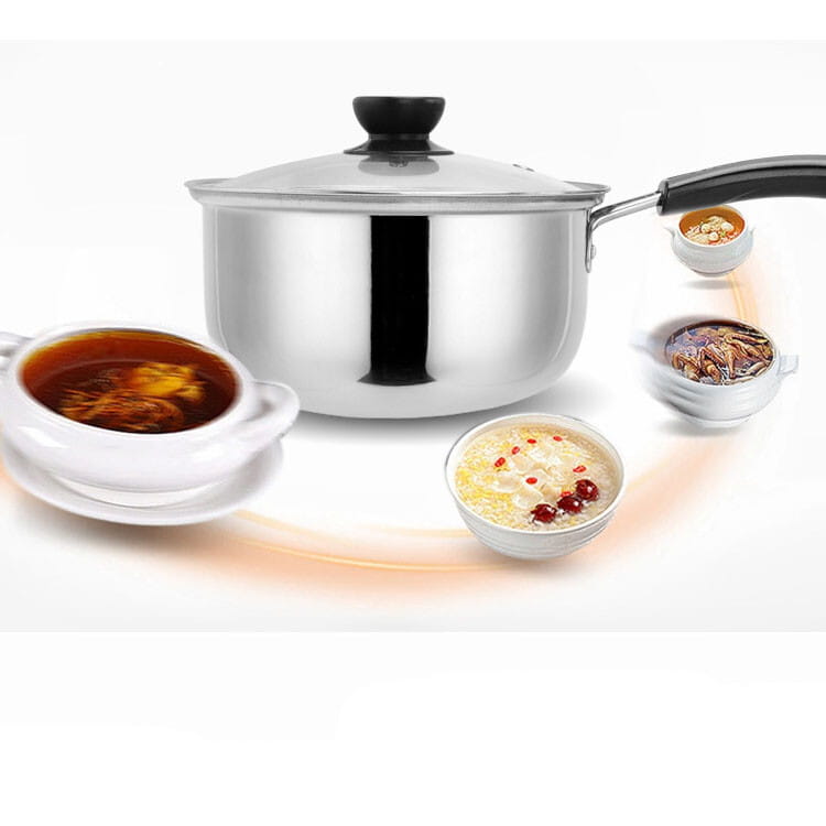 Olla de acero inoxidable brillante con asa negra y pomo de la tapa de un juego de utensilios de cocina de acero inoxidable para inducción con tapas de vidrio.