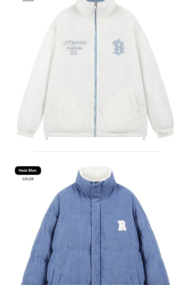 Weiße flauschige Pufferjacke mit hellblau besticktem Text und Logo, kombiniert mit einer dunkelblauen Cord-Pufferjacke mit weißem Buchstaben-r-Patch, warm gefüttert als Jacke
