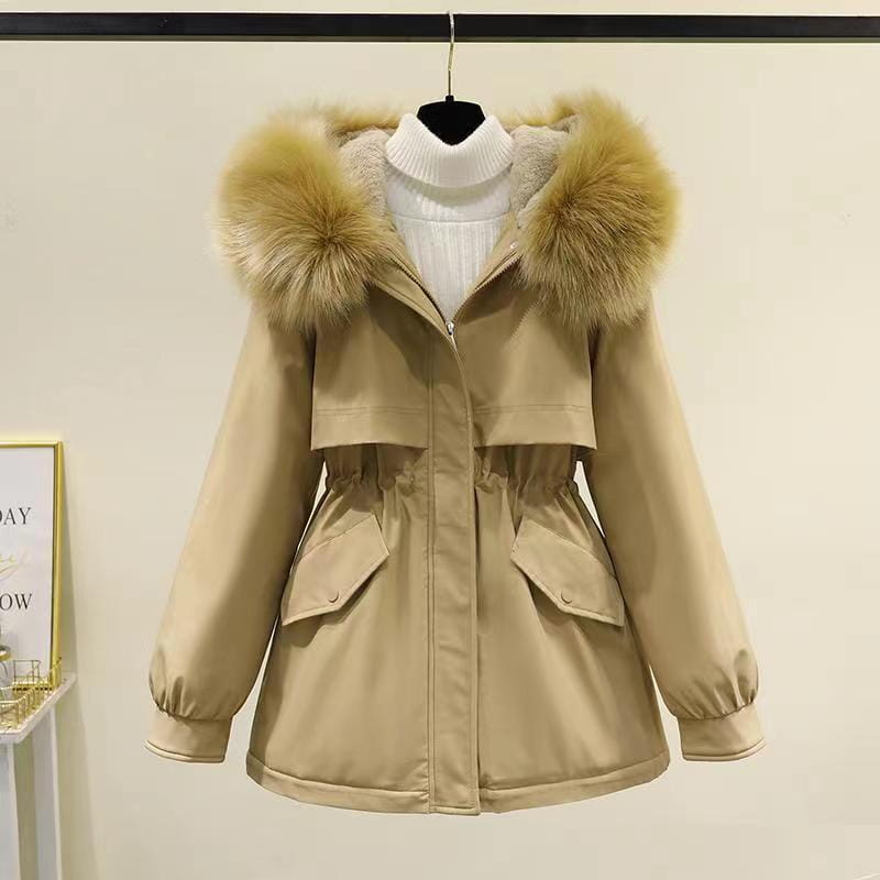 Beiger Damen-Winter-Parka in mittlerer Länge aus voluminösem Plüsch mit einer hellbraunen Fellverbrämung an der Kapuze und zwei vorderen Taschen.