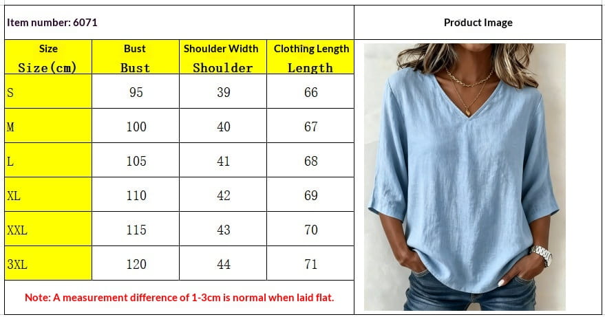 Blusa informal de cuello en V holgado color azul claro, con mangas tres cuartos, confeccionada con tela ligera.