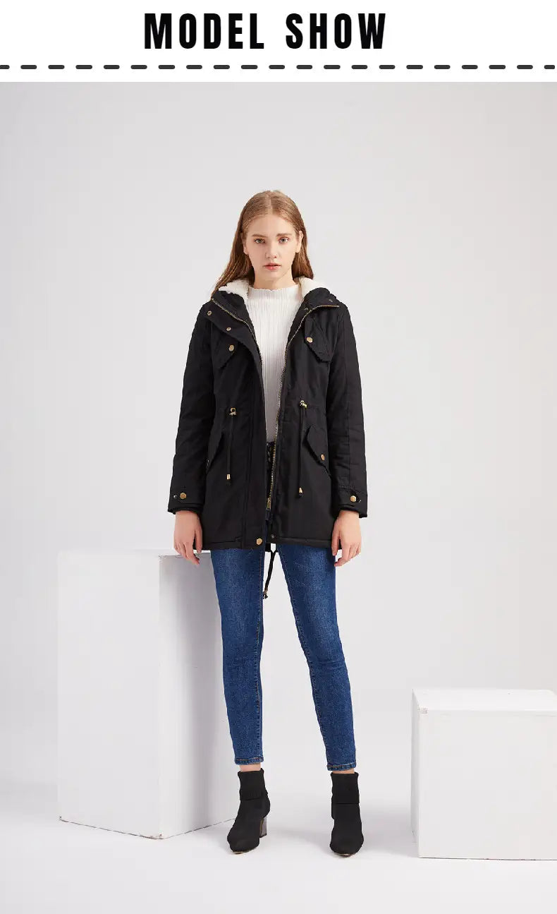 parka negra con capucha, con forro tipo borrego y botones de tono dorado, confeccionada en acolchado de algodón para uso invernal en mujeres
