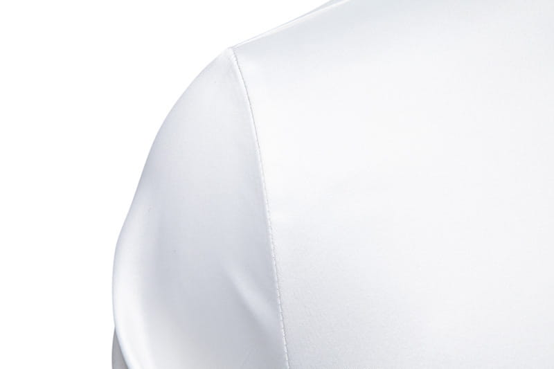 Detalle en primer plano de la costura del hombro en satén blanco en la camisa de manga larga colorblock de satén.