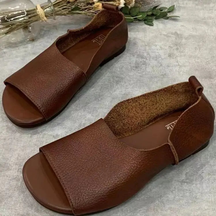 Sandalias de cuero color marrón tipo mocasín con diseño de punta descubierta y forro suave de ante, con suela blanda retro para un uso cómodo.