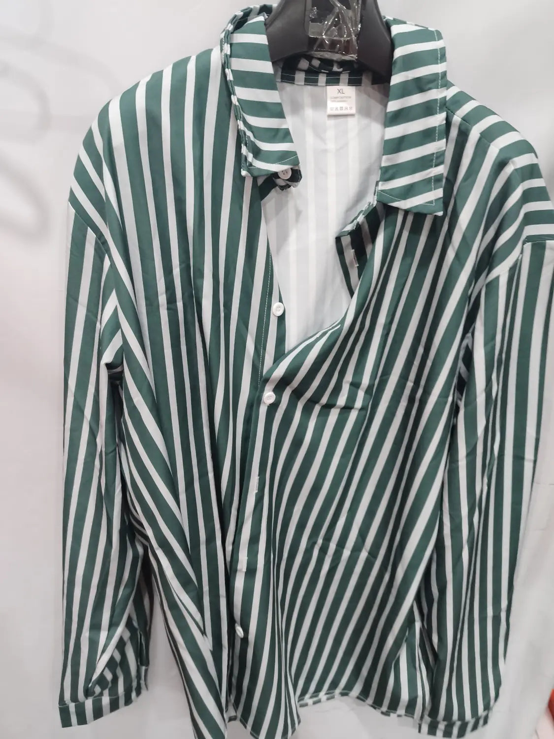 Chemise décontractée à manches longues rayée verticalement vert et blanc pour hommes, avec patte boutonnée et col.