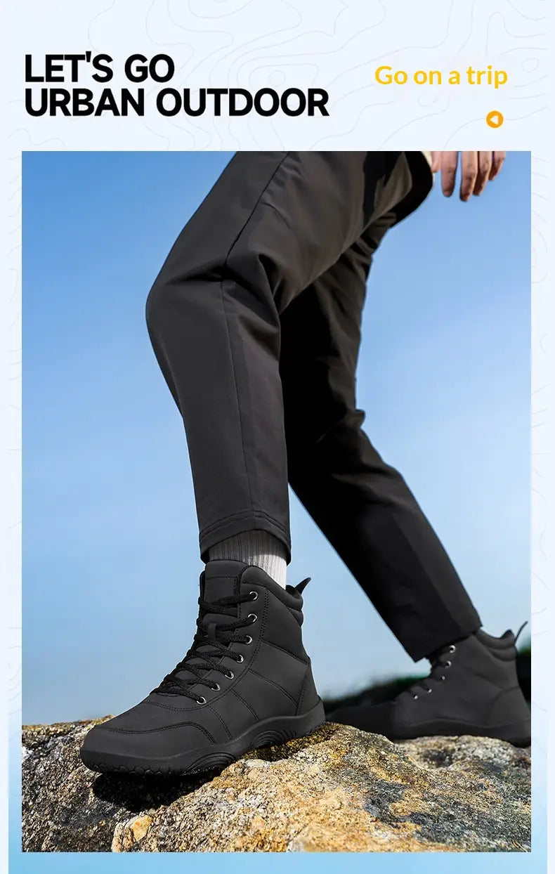 Schwarze High-Top-Led­er-Wanderstiefel mit breitem Zehdesign, Schnürsenkeln und einer robusten Sohle für den Einsatz im Outdoorsport.