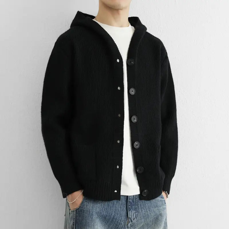 Schwarz gerippter Strick-Kapuzencardigan mit dunklen Knöpfen und weißem Innenfutter für den Casual-Pullover-Einsatz.