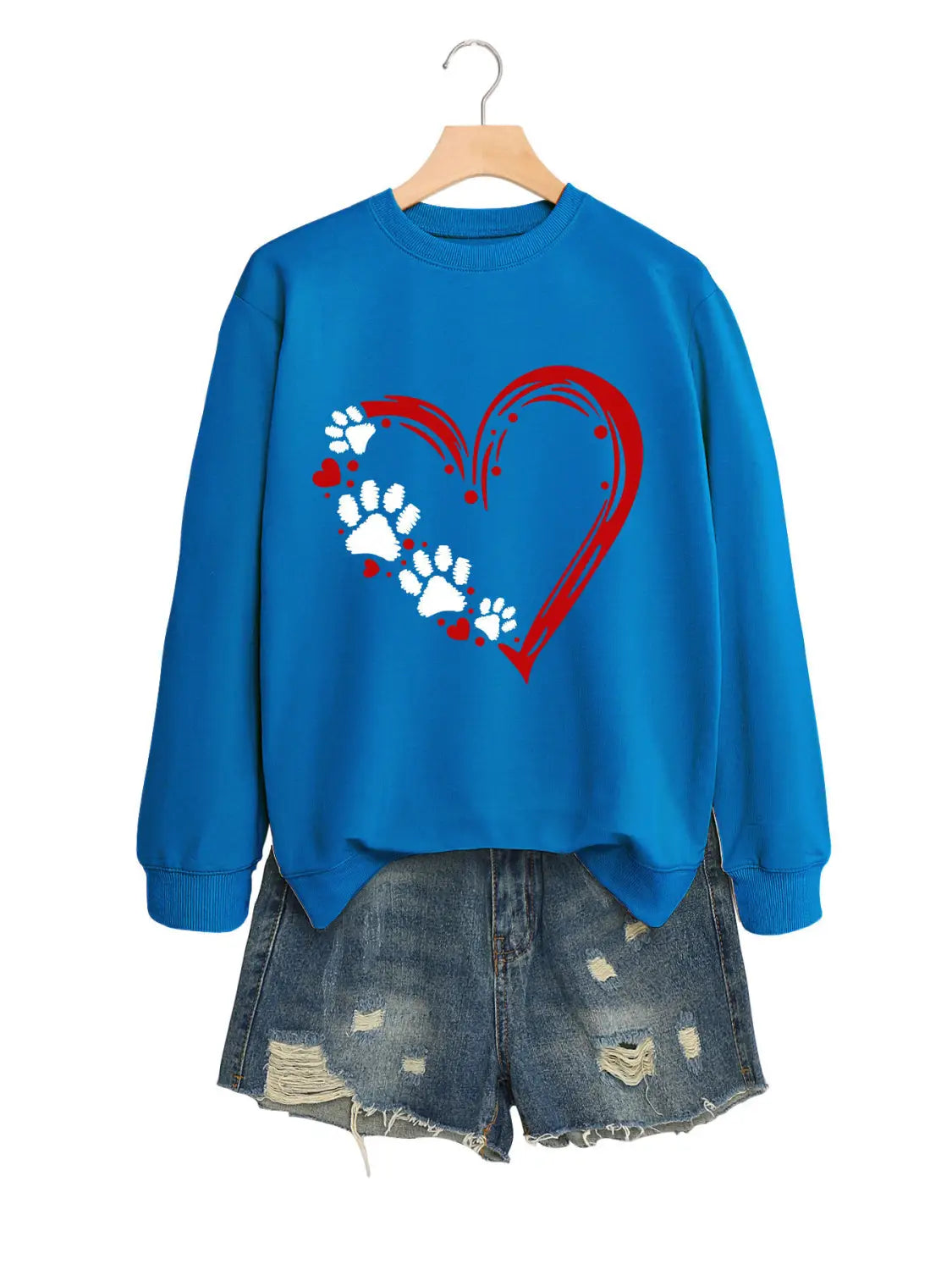 Sudadera azul de manga larga con capucha tipo pulóver Heart Paw Print, con diseño de corazón rojo y huellas de pata blancas, confeccionada con tejido suave para uso casual.