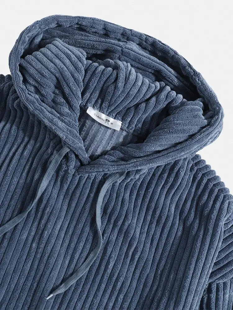 Homme : hoodie premium en velours côtelé à épaules tombantes bleu marine, avec texture côtelée et cordons de serrage assortis, réalisé dans un tissu en velours côtelé doux.