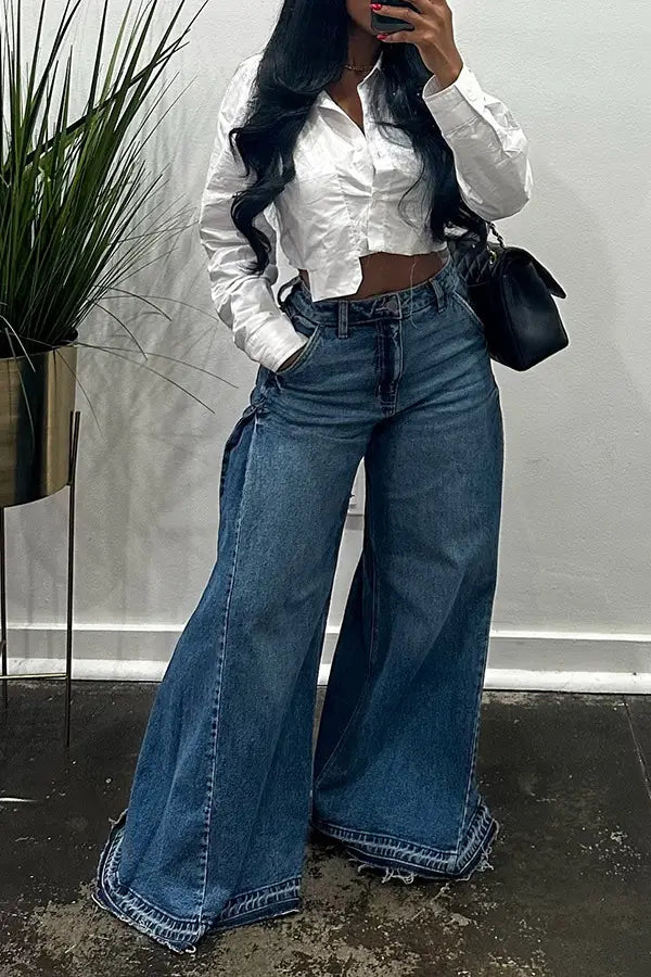 Jeans en denim à taille haute, jambe large, avec franges, délavage bleu moyen, arborant un design classique à cinq poches et des ourlets à franges