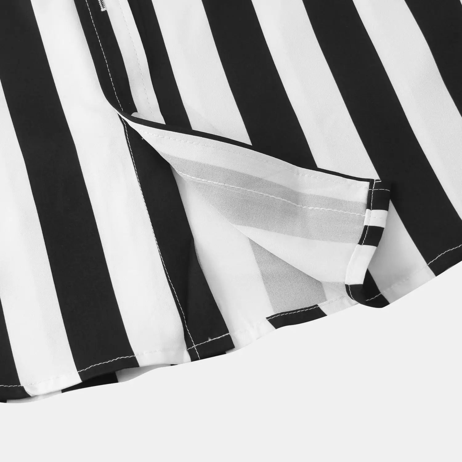 Chemise pour homme à rayures, à manches courtes, boutonnée sur le devant, présentant un tissu rayé verticalement noir et blanc, avec une couture contrastante le long des coutures.