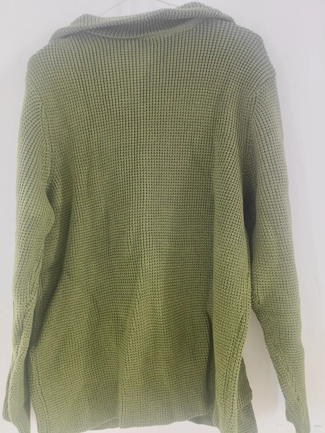 Pull-over en cardigan tricoté pour homme à col montant, vert olive, avec motif texturé douillet en maille gaufrée et poignets côtelés.