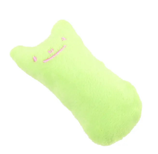 Un coussin pelucheux souple de jouet à base de cataire en forme de chat, vert citron, fabriqué dans une matière pelucheuse, avec des yeux roses brodés et une bouche souriante, conçu pour le jeu interactif avec le chat.