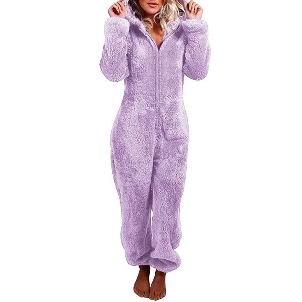 Pijama tipo mono con orejas de gato y capucha en color lavanda, con cierre de longitud completa, elaborado con material de forro polar suave.