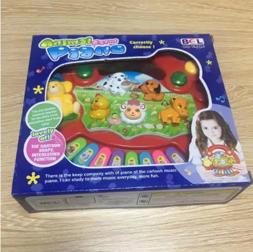 色鮮やかなカラ―トゥーンの動物をテーマにした、子ども向けピアノおもちゃ（青い箱入り）。対象年齢は3歳以上です。