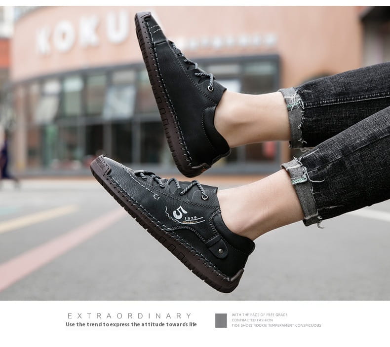 Herren-Schwarze Lederschuhe im britischen Casual-Stil mit Schnürung, mit gestickten Details und einem dezenten Logo an der Seite.