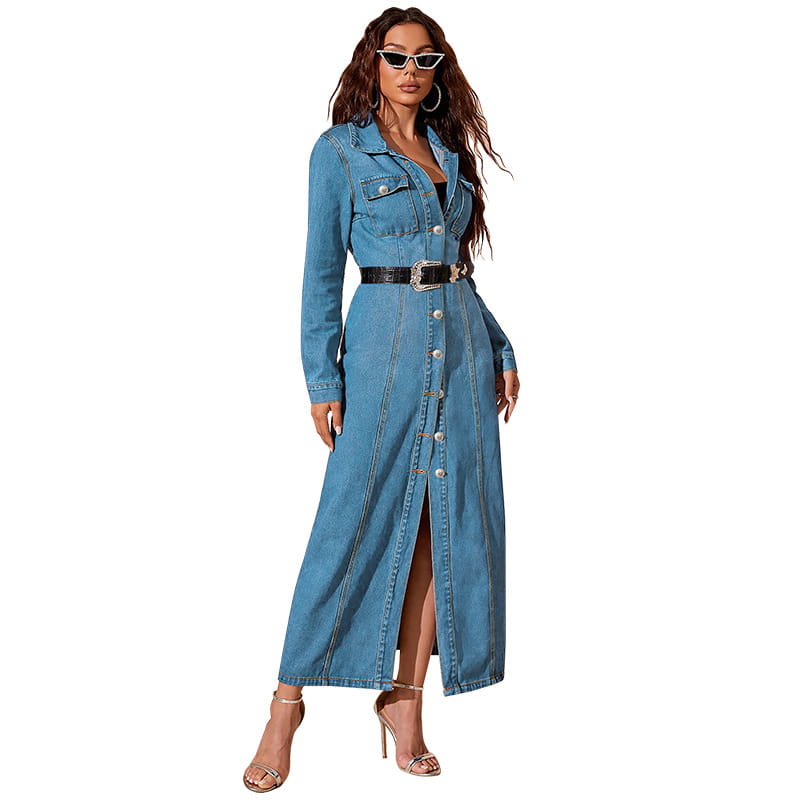 Ein langärmeliges Maxi-Cardigan-Kleid aus Denim mit Knopfleiste vorne in mittlerem Blau, mit vorderem Schlitz und gegürtelter Taille.