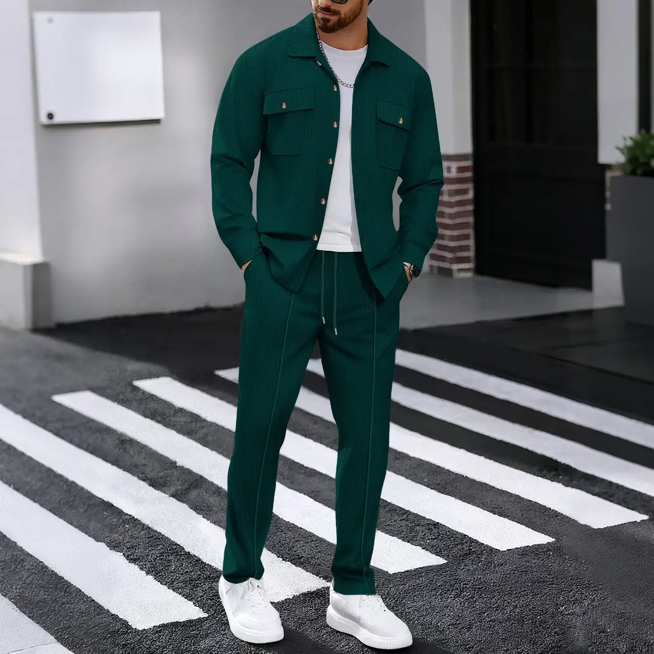 Ensemble pour hommes en molleton de type waffle à manches longues en velours côtelé vert foncé, avec des poches poitrine boutonnées et une ceinture à cordon assortie.
