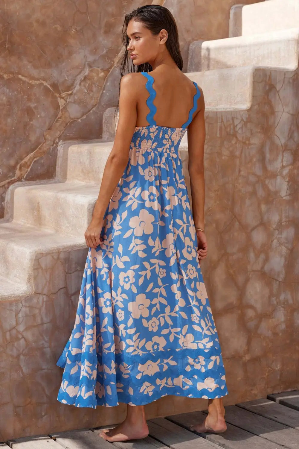 Un vestido maxi azul fluido con escote festoneado y bajo con volantes, diseñado como un vestido maxi de playa en corte A con ribete ondulado floral.