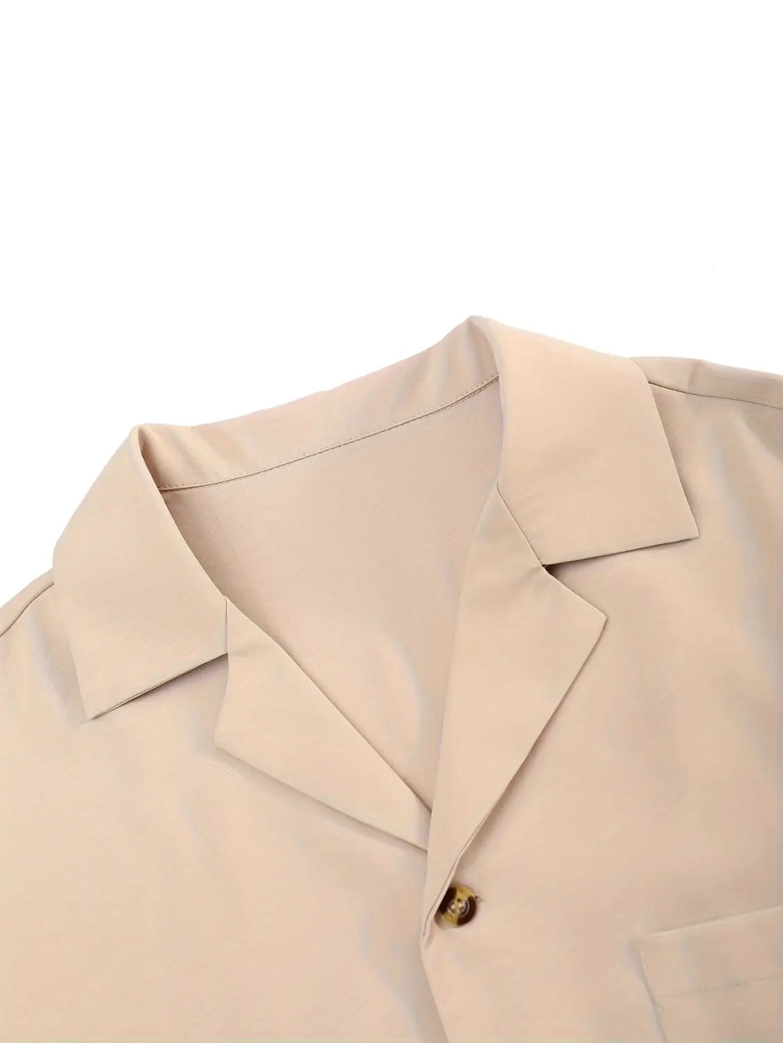 Beiger Herren-Kurzarmhemd- und Hosenanzug mit einem Blazer-Design mit strukturiertem Kragen und einem einzelnen sichtbaren Knopf.