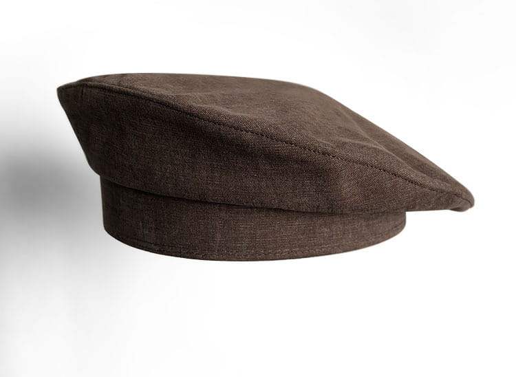Béret en lin marron, avec un tissu texturé souple et une couture soignée, présenté comme un béret noir en laine pour peintre pour femmes.