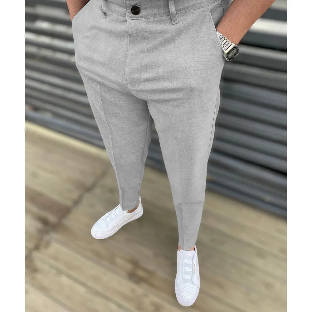 Herren-Slim-Fit-Strukturierte, Tapered-Chinos in Hellgrau mit dezentem Strukturgewebe und klassischem Knopfverschluss.