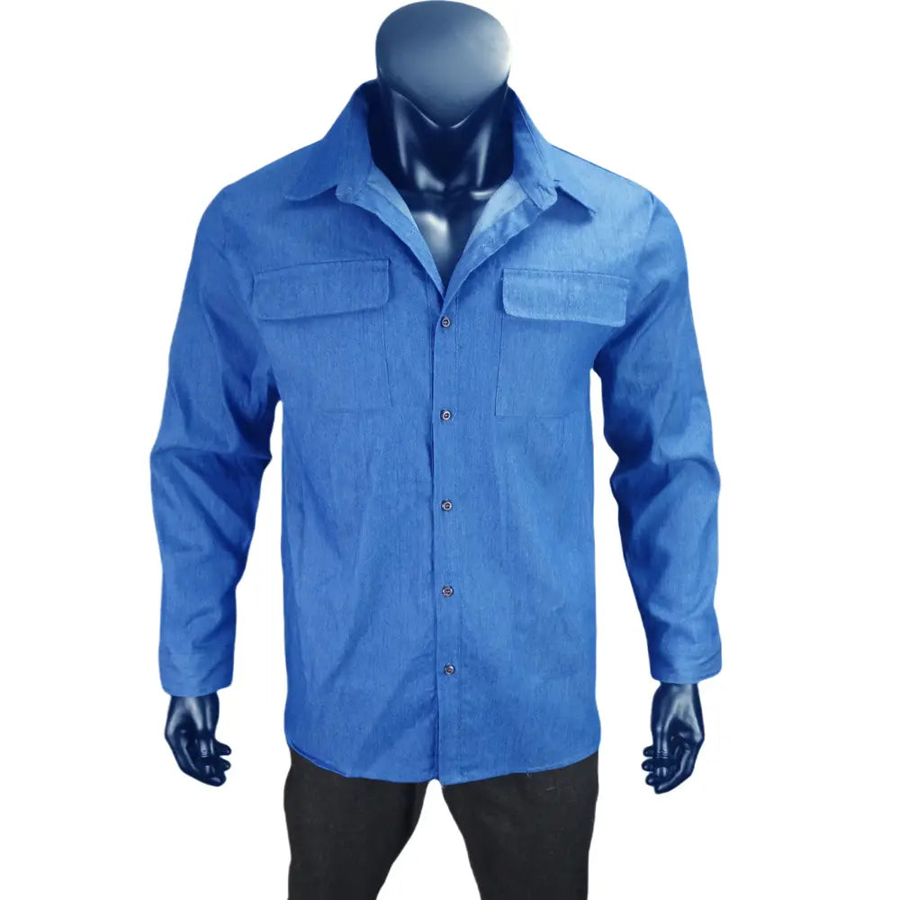 Herren-Denimhemd mit Knöpfen in Übergröße in Blau mit langen Ärmeln, zwei Brusttaschen und einem Kragen.