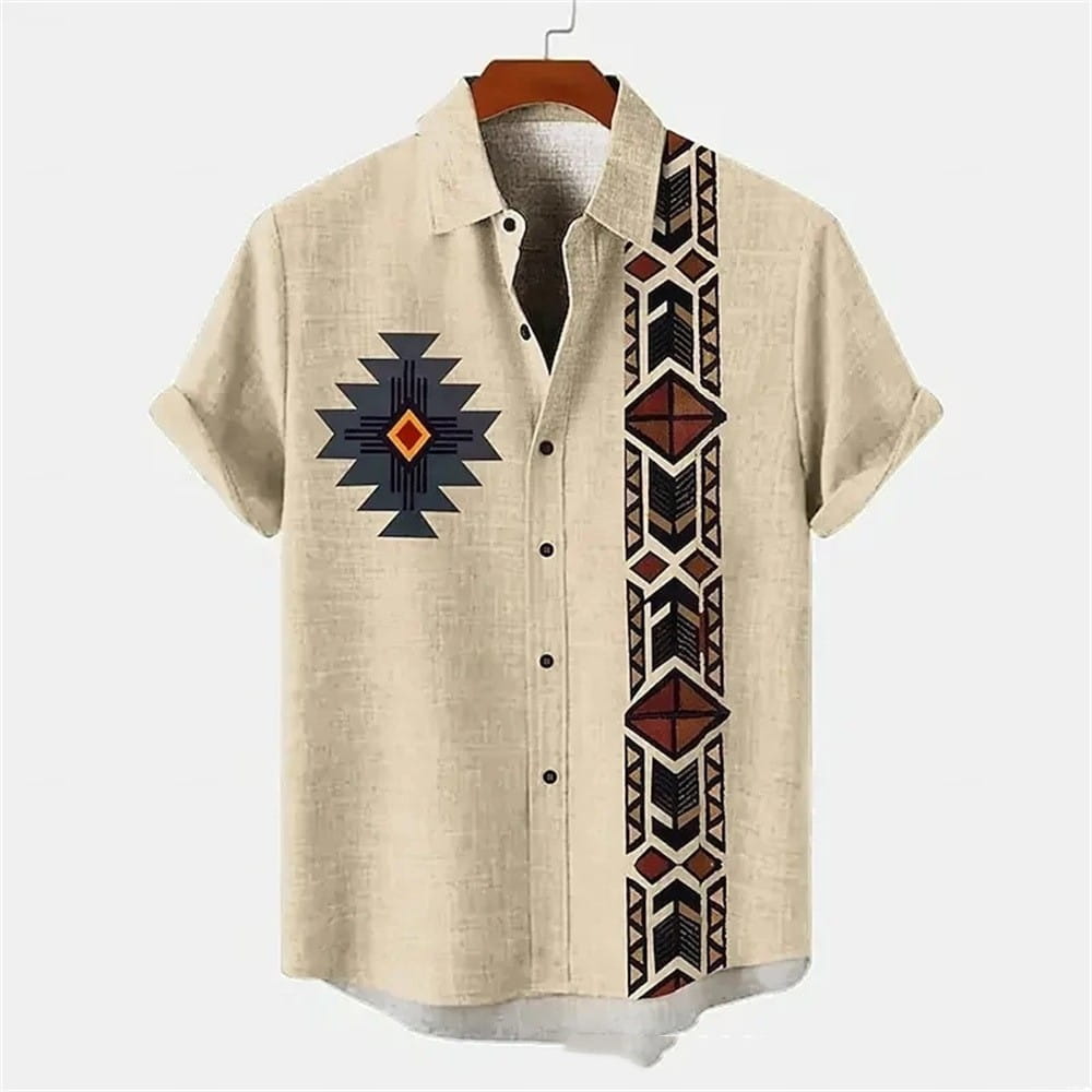 Beiges besticktes Herrenhemd mit kurzem Ärmel, elastisch, mit Knopfleiste, mit einem geometrischen Stammesmuster in Navy, Rost und Schwarz.