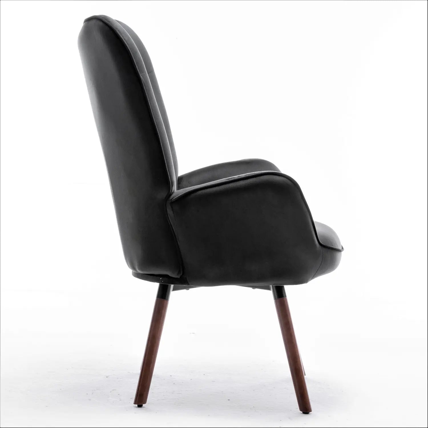 Sillón de cuero negro con diseño moderno y elegante, y patas de madera oscura, que se presenta como una silla de acento tipo wingback con botones de terciopelo negro y patas de madera.