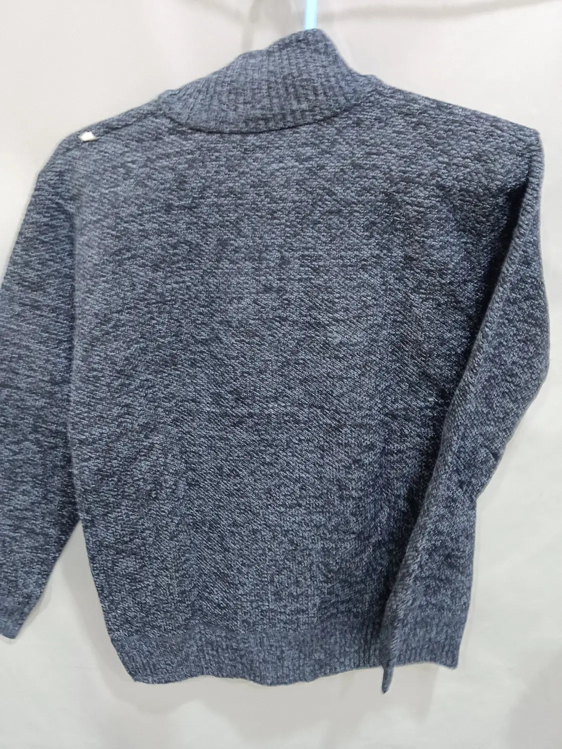 Dunkelgrauer Herren-Cardigan mit Strukturstrick und Reißverschluss, mit geripptem Rollkragen und Bündchen, aus einem Strukturstrickmaterial gefertigt.