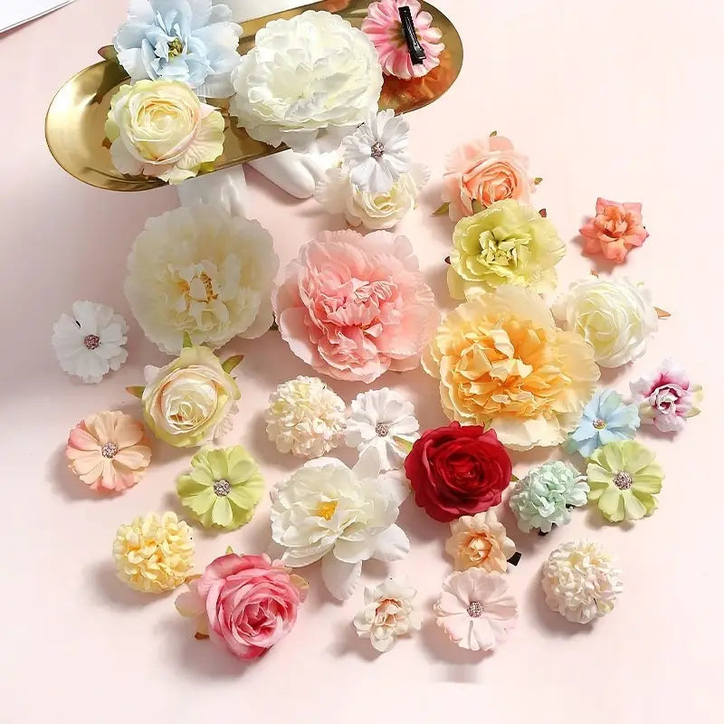 手作りのミックスパステルシルクフラワーDIYヘアアクセサリーセット。やわらかなパステルカラーから鮮やかな色調までの造花を用い、繊細な人工の花とラインストーンの中心部を備えています。