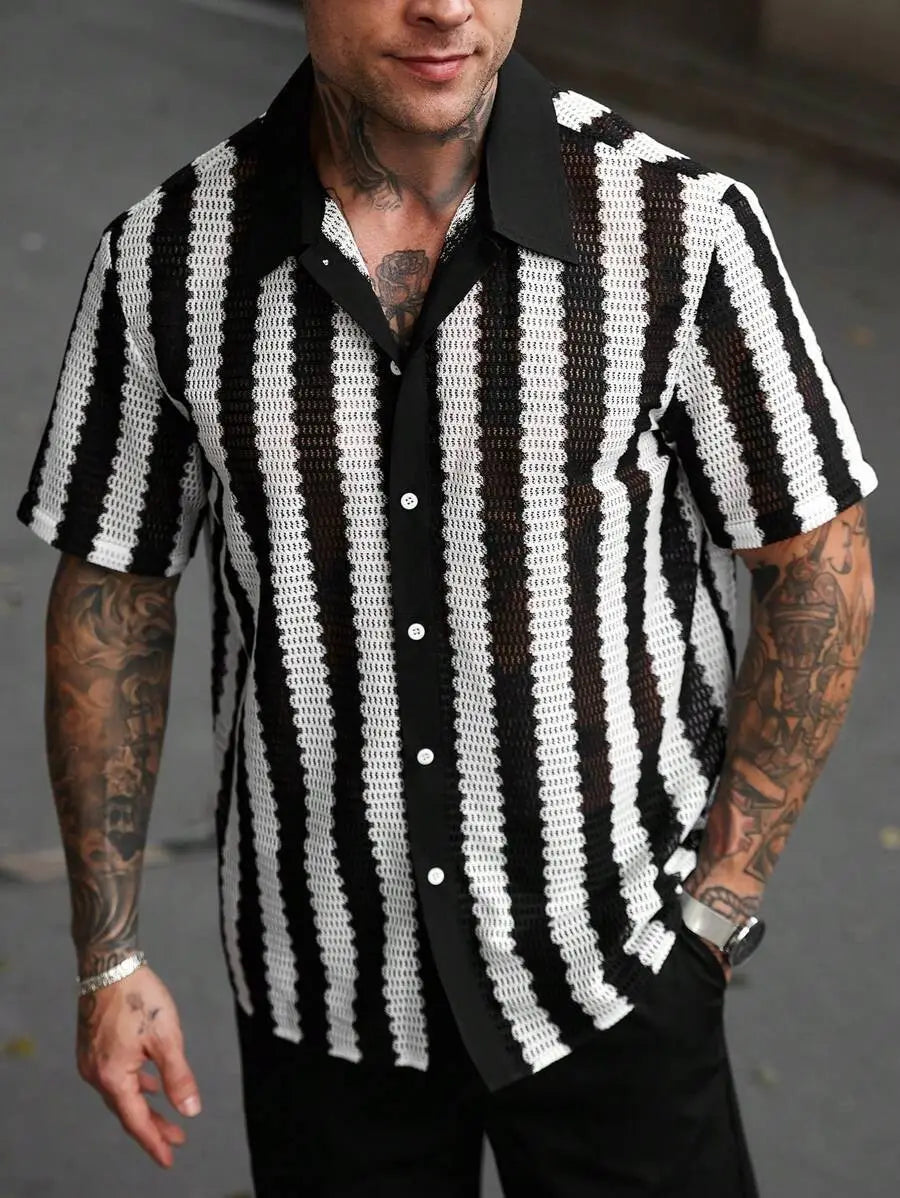 Chemise à manches courtes à rayures noires et blanches, style boutonné, avec texture en maille ajourée.