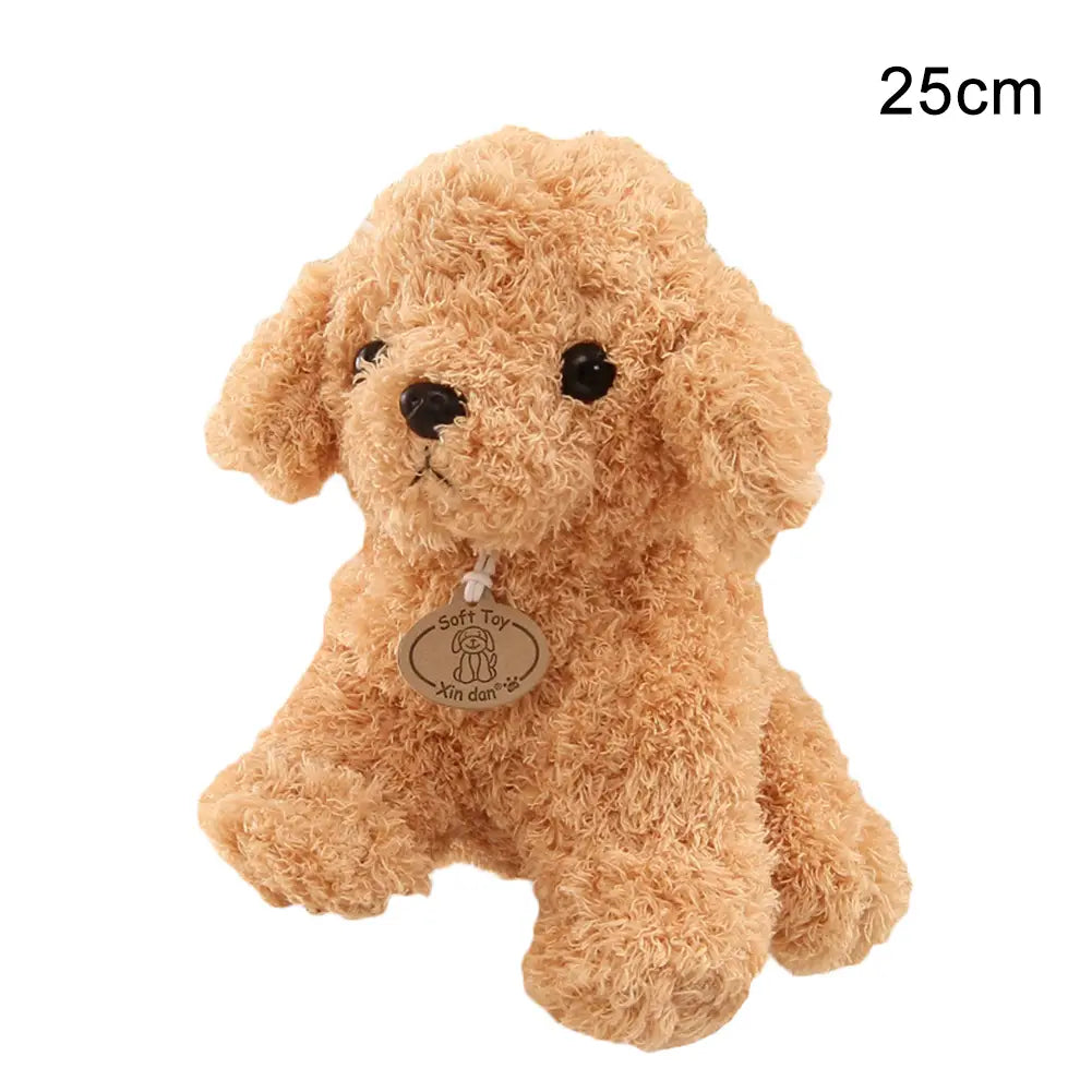 Un peluche beige con forma de caniche esponjoso, perro oso de peluche, con ojos de botón negros y nariz, sentado en posición erguida.